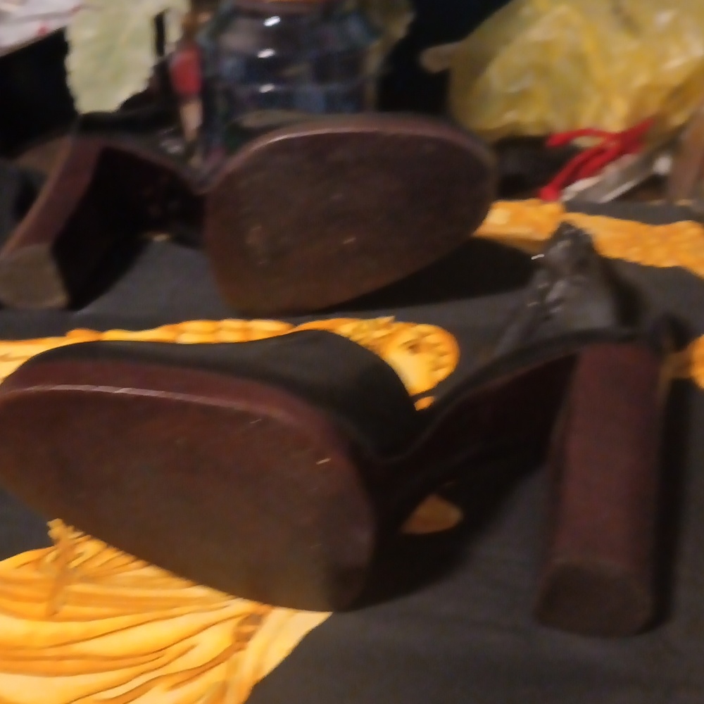 Gucci Women's Ankle Strap Platform Pump - Picture 11 of 11